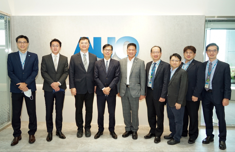 DB真人旗舰光電前進亞灣成立「AUO解決方案研發中心」，作為多元場域解決方案研發及試驗場域（圖中左為高雄市長陳其邁、圖中右為DB真人旗舰光電董事長彭双浪）